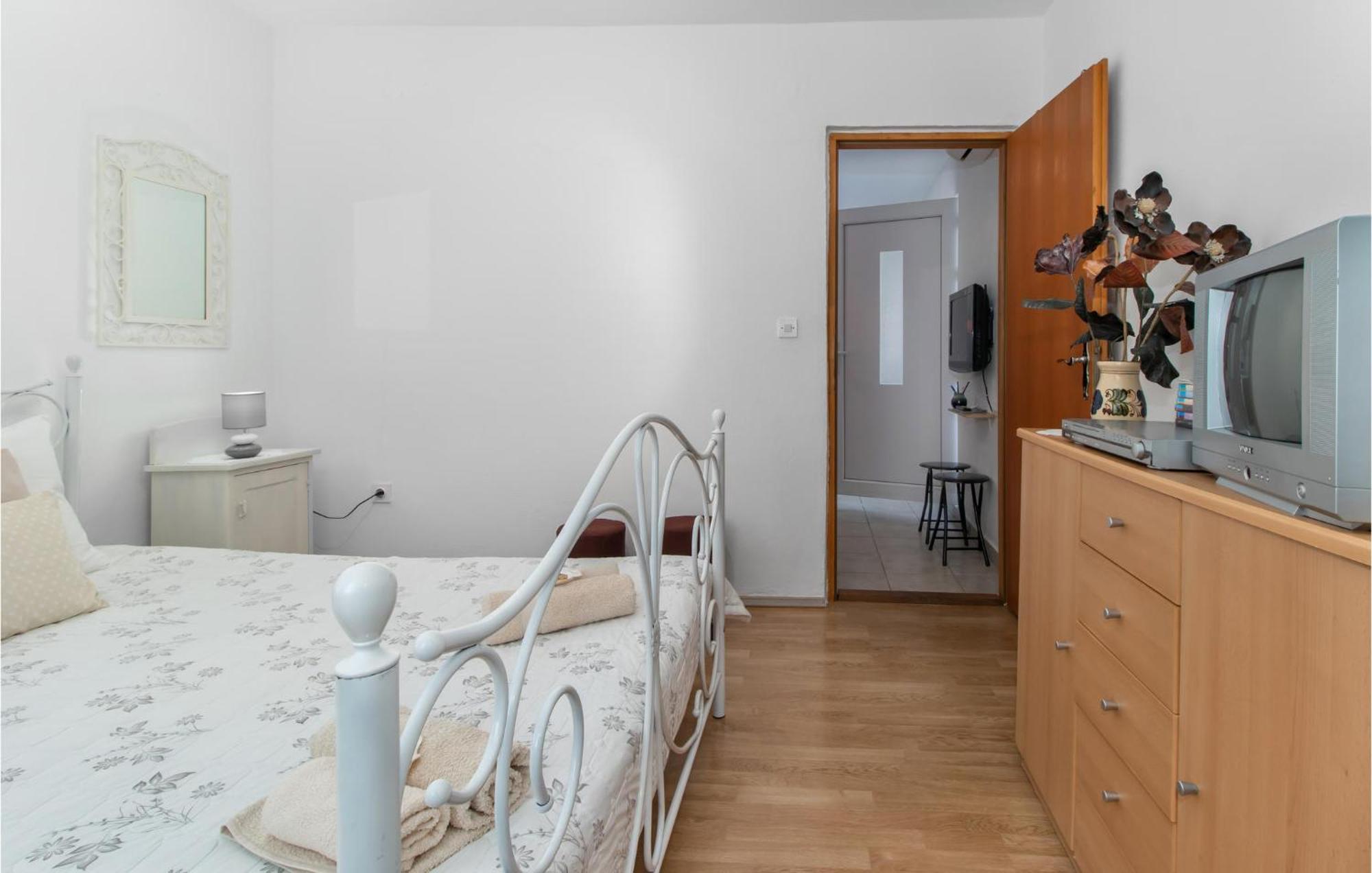 Nice Apartment In Smrika With Kitchen Eksteriør billede